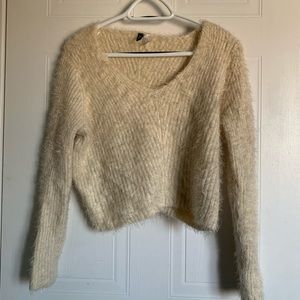 H&M FUZZY CROPPED SWEATER